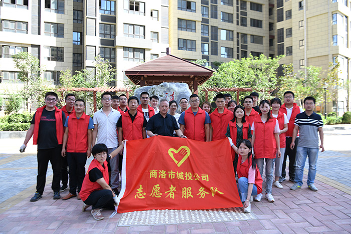 市城投公司組織全體黨員、積極分子、志愿者服務(wù)隊(duì)開展義務(wù)鋤草活動(dòng)