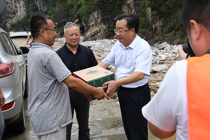 市工信局領導深入災區(qū)看望慰問市城投一線救災人員