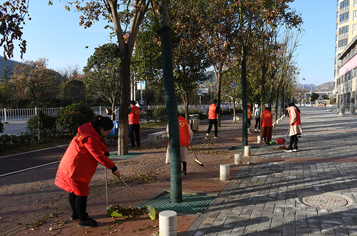 市城投公司志愿者服務(wù)隊走進濱江保障性住房小區(qū)開展環(huán)境衛(wèi)生整治活動