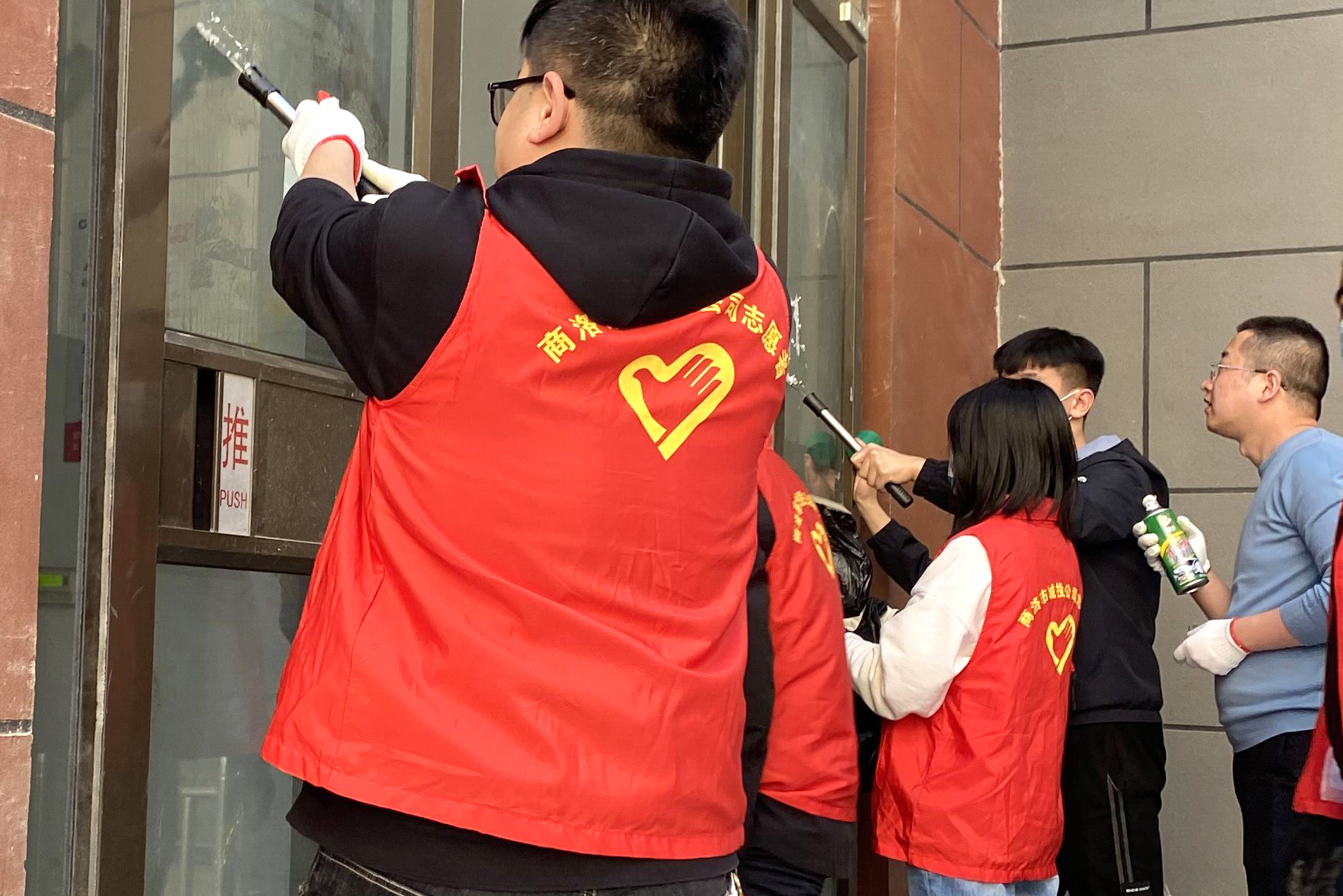 市城投公司組織開展“志愿者服務(wù)進(jìn)社區(qū)  文明創(chuàng)建我先行”活動