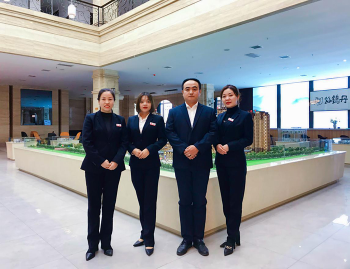 房產(chǎn)經(jīng)紀(jì)公司舉辦銷售禮儀培訓(xùn)活動(dòng)