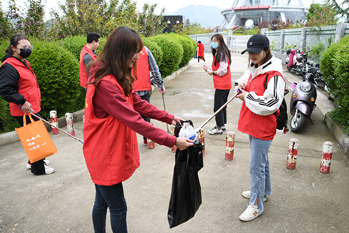 公司團支部組織參加“爭做秦嶺生態(tài)衛(wèi)士 當好垃圾分類先鋒”秦嶺生態(tài)環(huán)境保護實踐活動