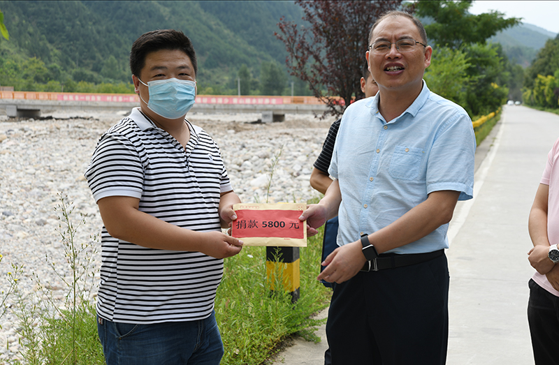 公司組織黨員和全體員工為洛南災(zāi)后重建獻(xiàn)愛心