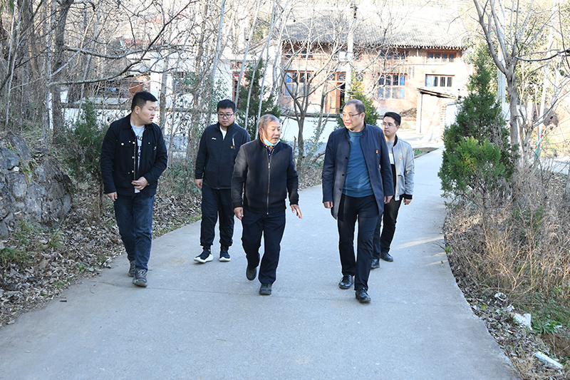 公司黨總支組織開展“我為群眾辦實事 助民修路解民憂”主題黨日活動